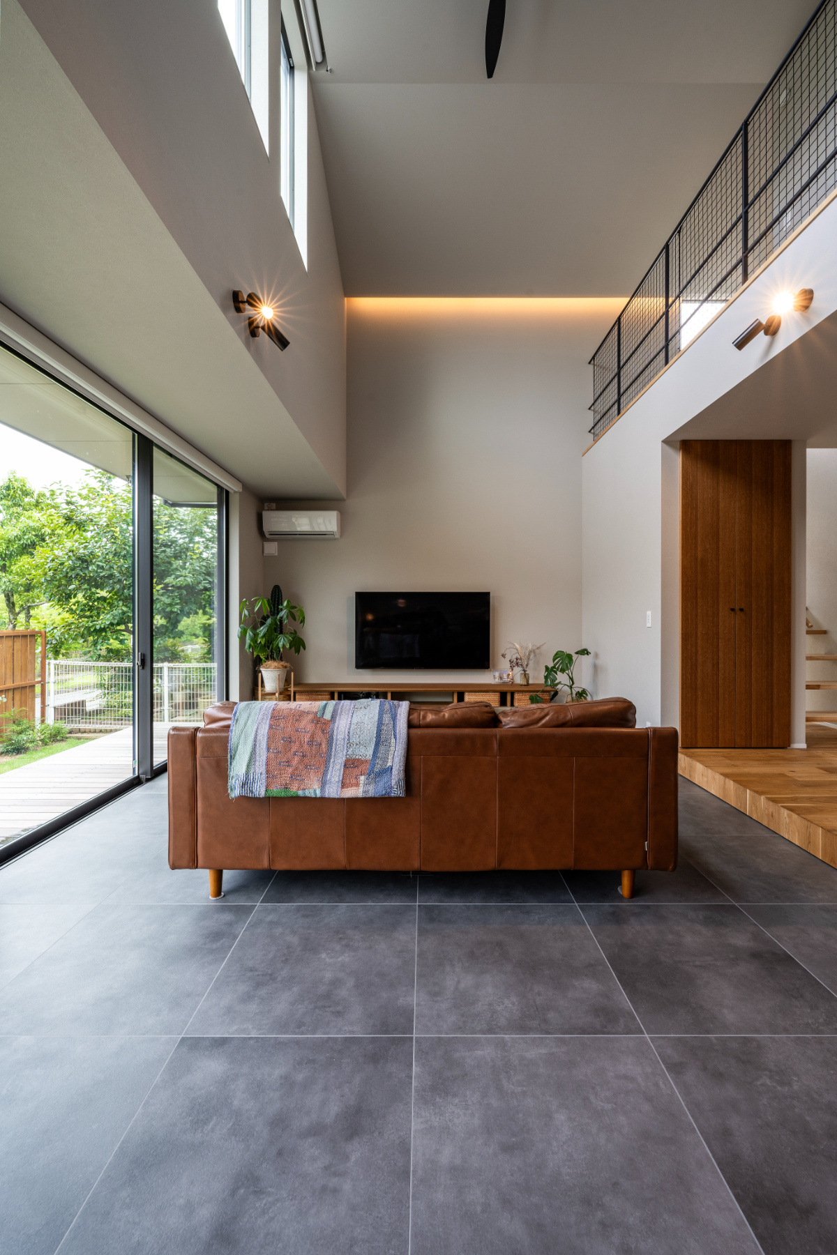 【神戸】リビング と縁側、そしてタイル。異素材の組み合わせを楽しむ