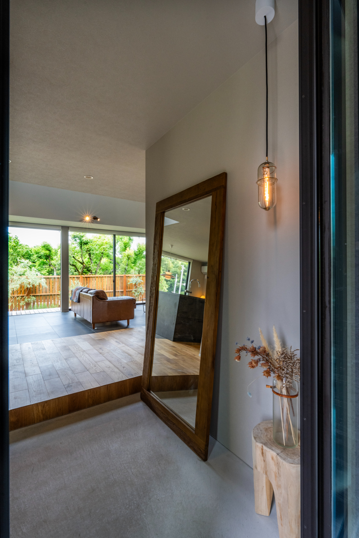 【神戸】ホールを抜けるとダイナミックなリビングへ