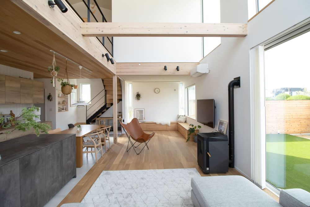 重量木骨ならではの大空間で中庭との繋がりを楽しむ家｜木造住宅×アウトドアリビング×おしゃれな家