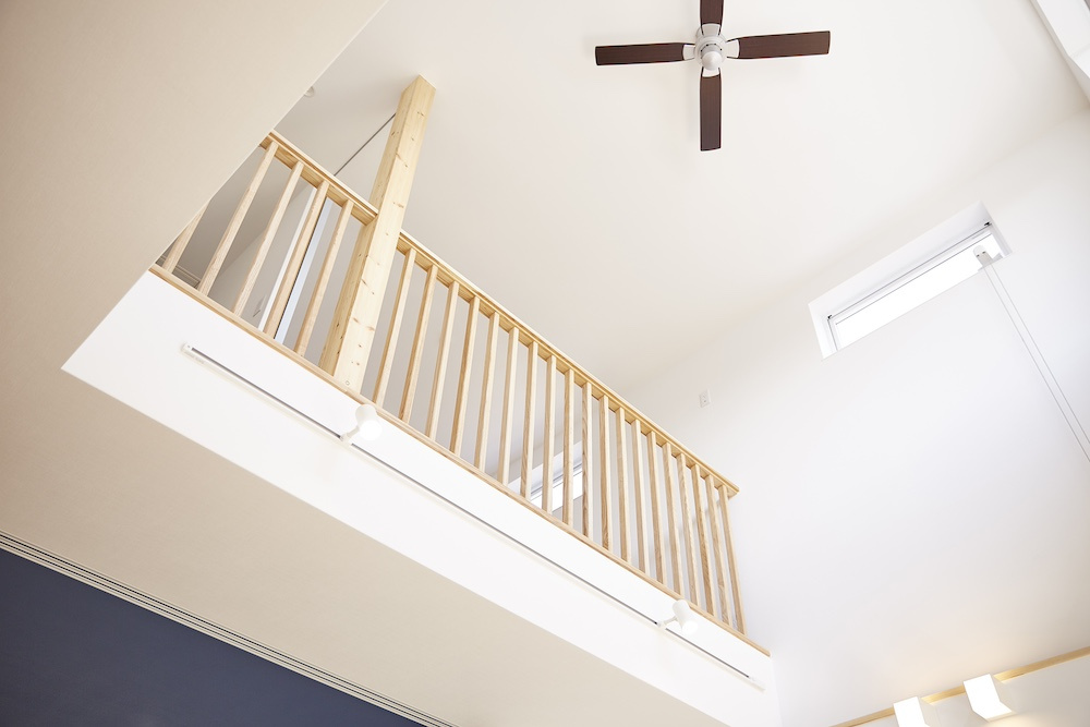 格子越しに家族が感じられる、開放感と安心を両立した空間