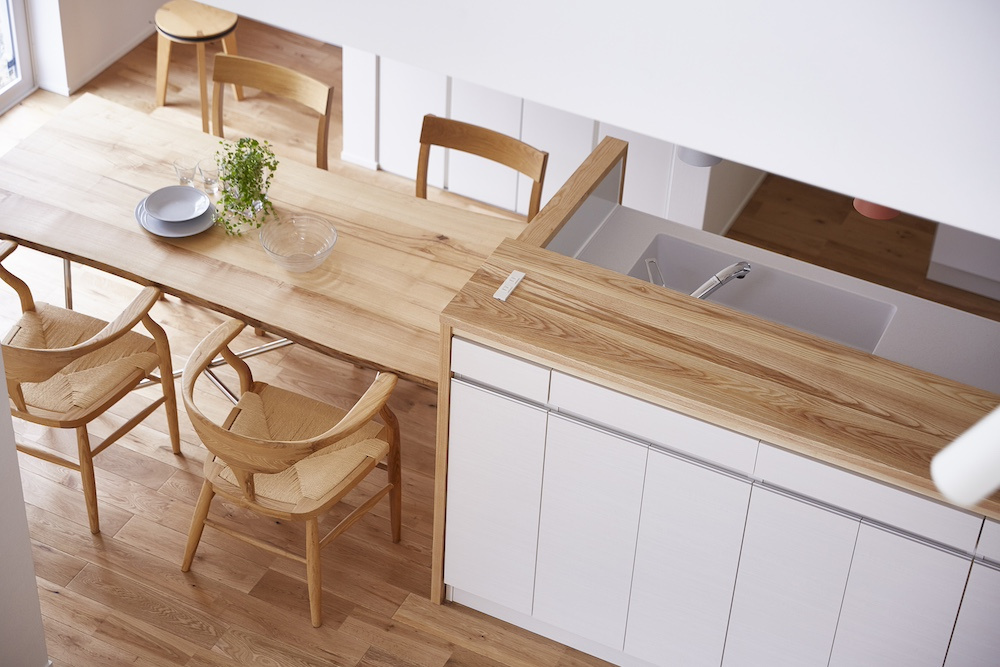 木のぬくもりが家族をつなぐ、造作のダイニングテーブル