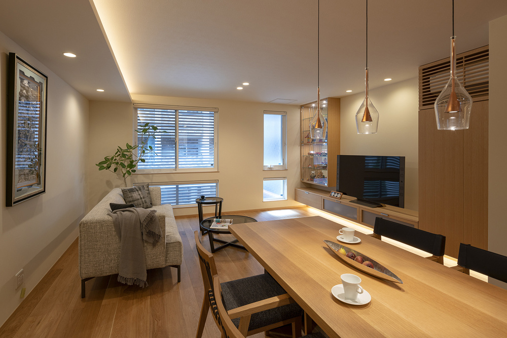 狭小住宅で叶えるビルトインガレージのあるおしゃれな二世帯住宅｜重量木骨×中庭のある家