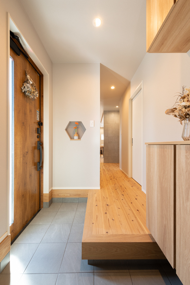 吹抜けからの光が心地よい、木のぬくもりを感じる住まい｜吹抜け×リビング階段