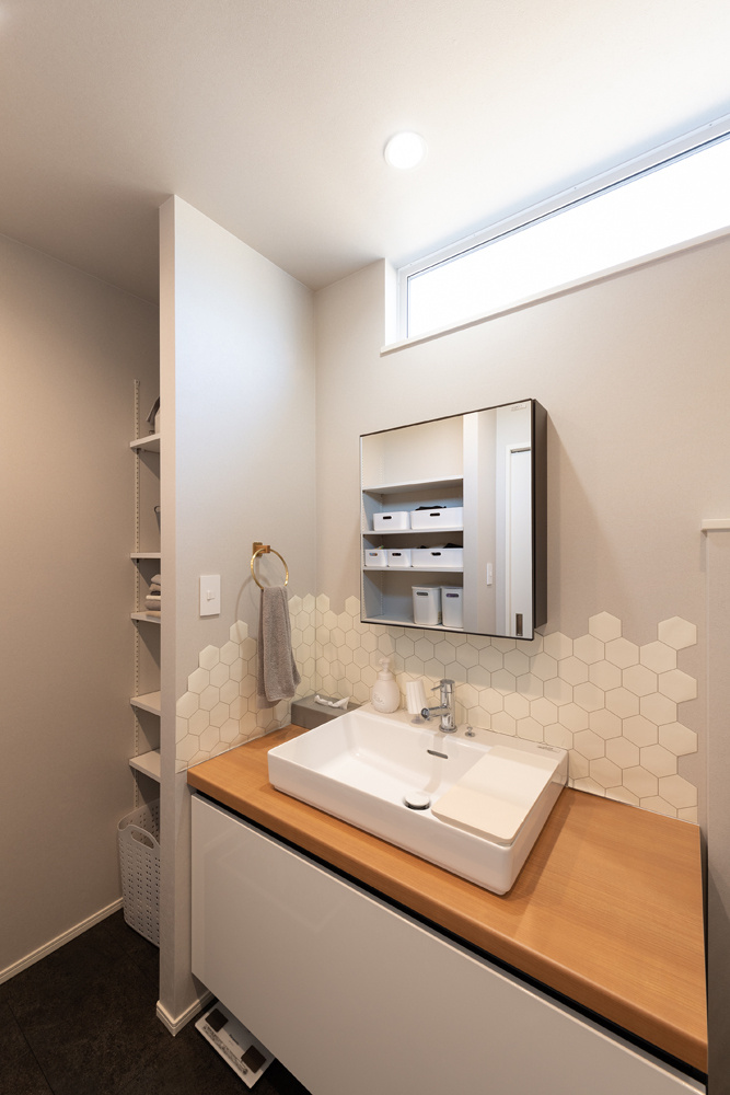 吹抜けからの光が心地よい、木のぬくもりを感じる住まい｜吹抜け×リビング階段