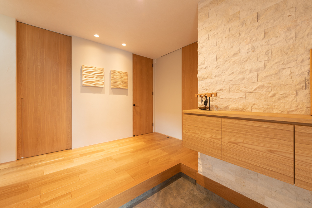 角地に建つシンプルモダンな外観、本物の木と思いのいっぱい詰まった家