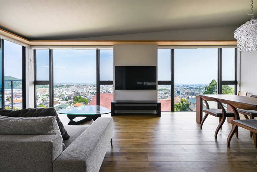 【宝塚】景色が時を刻む家・眺望活かした大開口のLDK