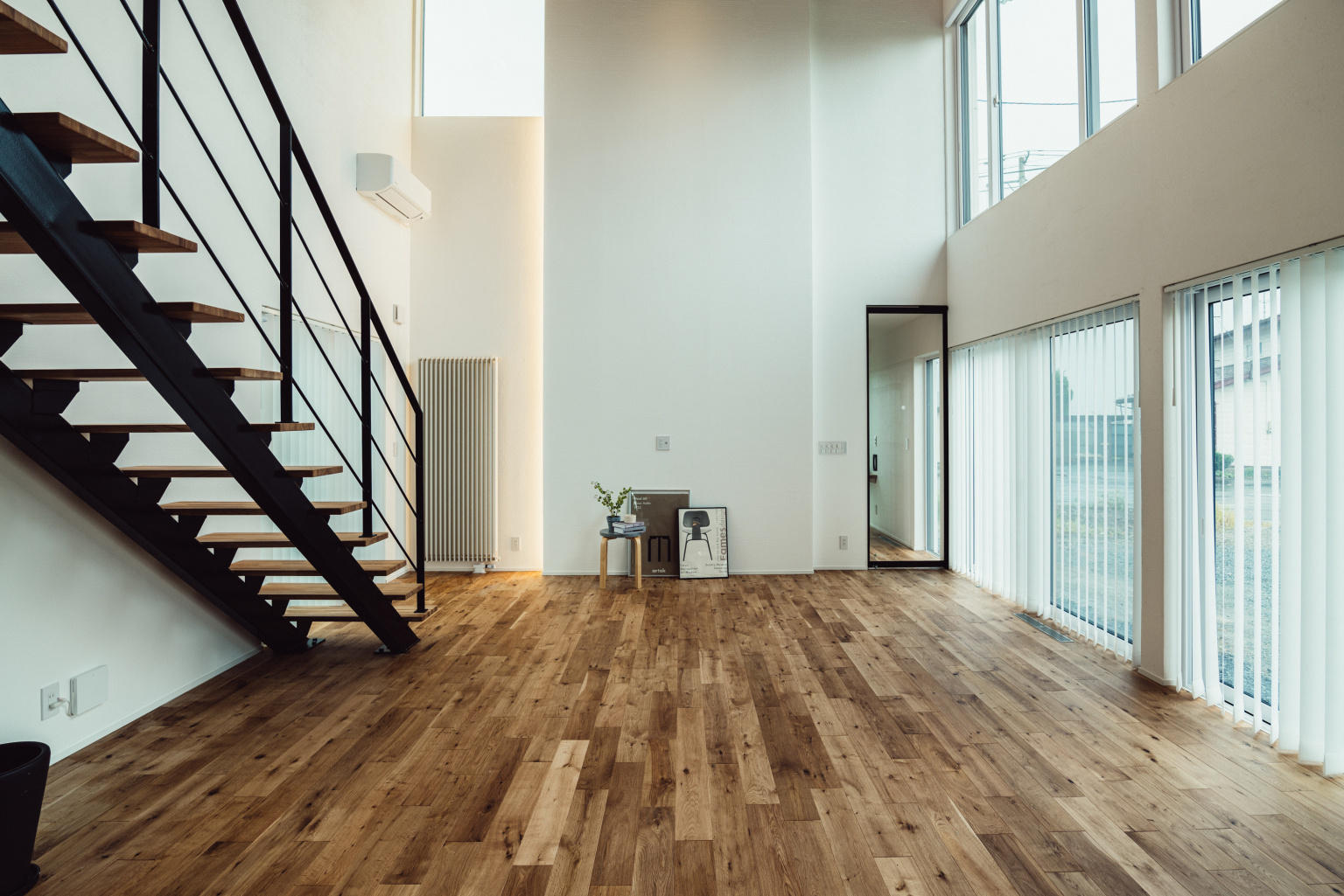 大開口から光がそそぐ開放的なリビング