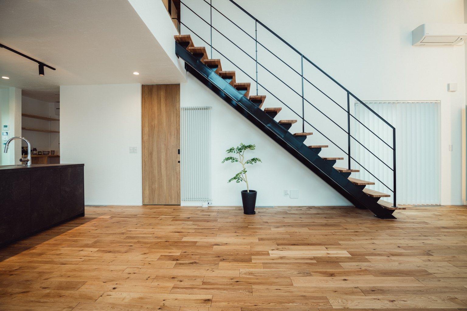 アイアンが映えるリビング階段