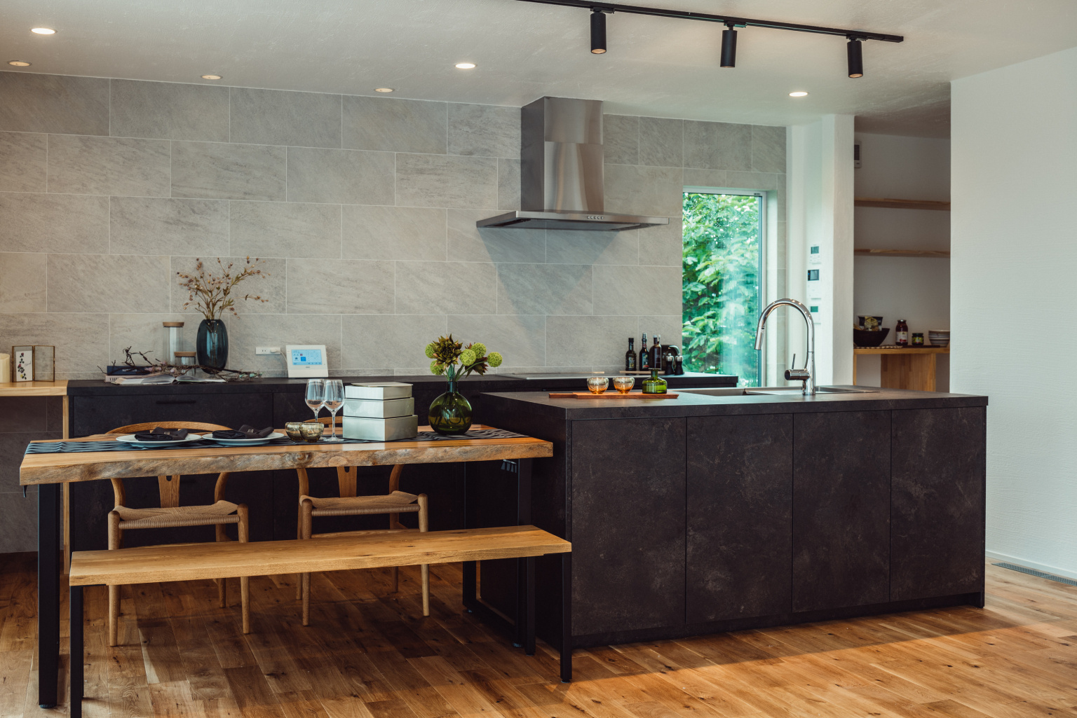 オーダーメイドで造られたダイニングテーブル