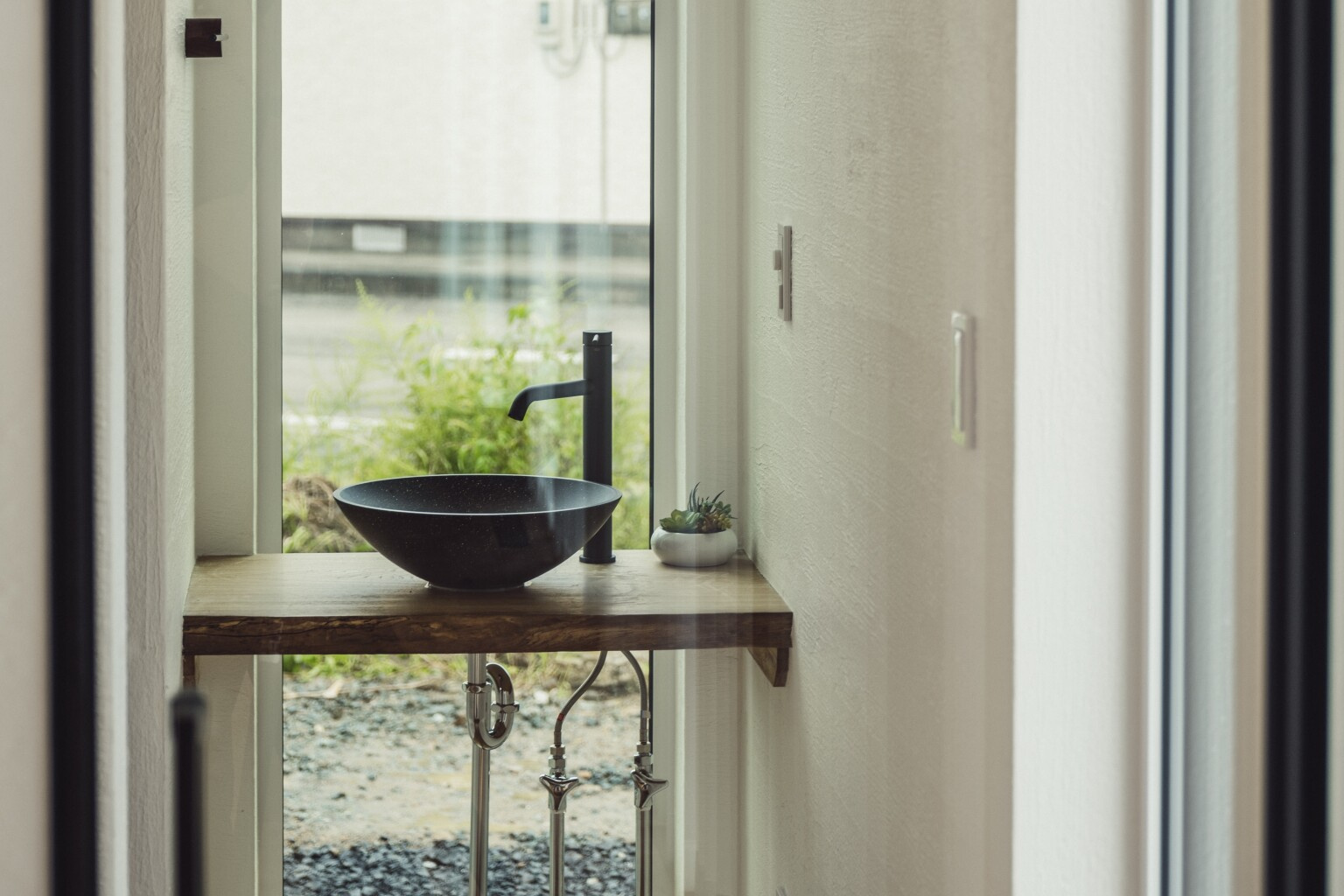 外の景色を取り込むシンプルな造作洗面