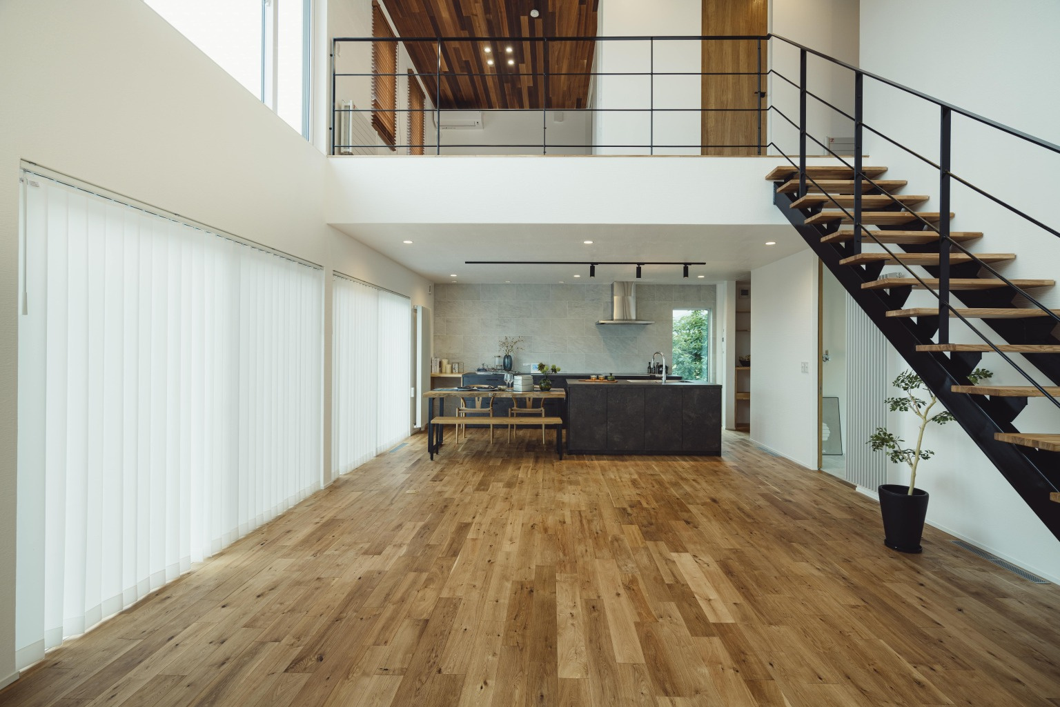 借景を活かした窓配置で、時間とともに表情を変える空間に