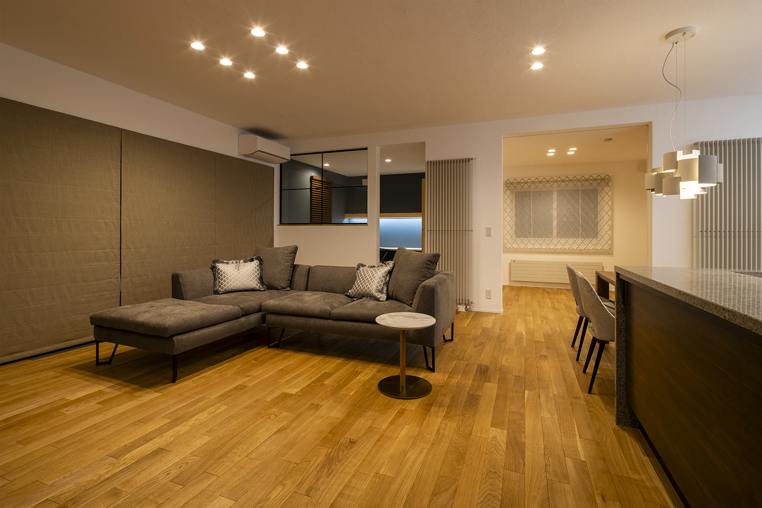 品のあるブラウンやグレージュのインテリアでコーディネート