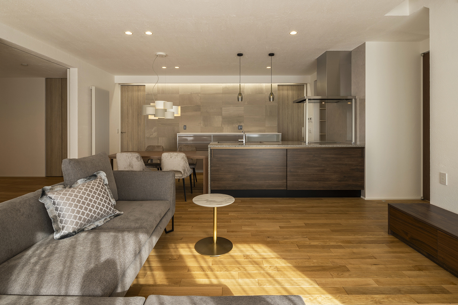 キッチンを中心とした正方形LDK