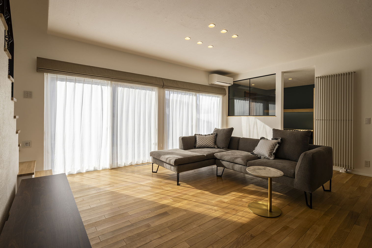 パッシブ設計で大きな開口のあるリビング