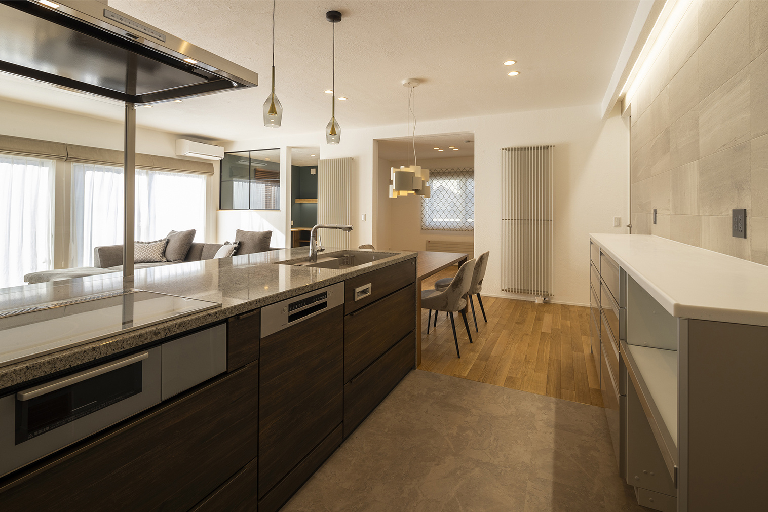 クオーツストーン天板のキッチン