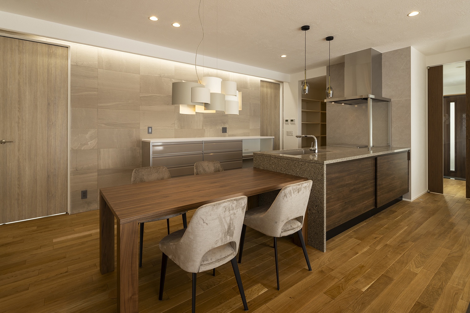 個性あるペンダントライトが引き立つダイニング空間