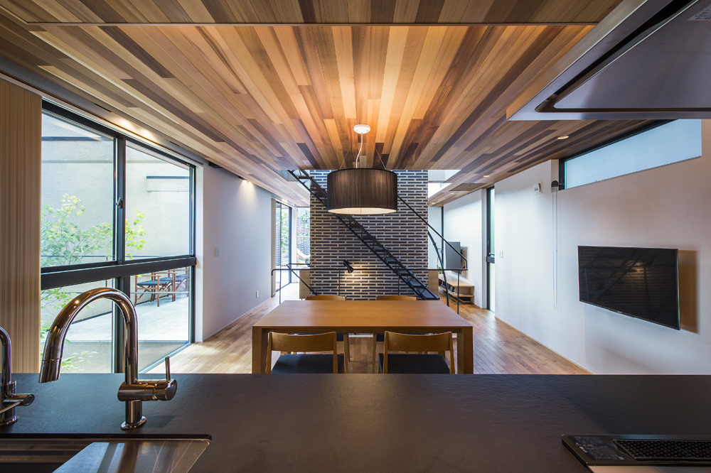 【西宮】ダイニング、リビング、中庭へと視線が抜けるキッチン