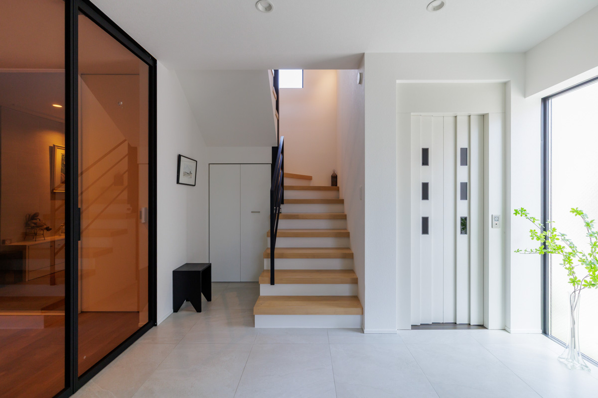 光と緑を感じる、白で統一した明るい玄関