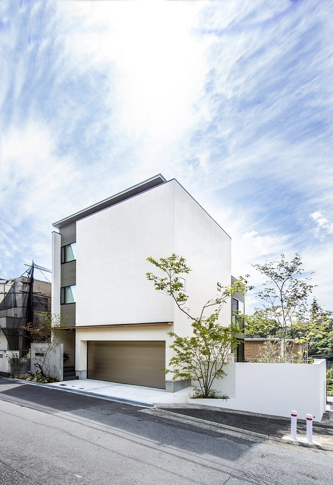 【神戸】白い壁面を強調したシンプルなフォルムの外観