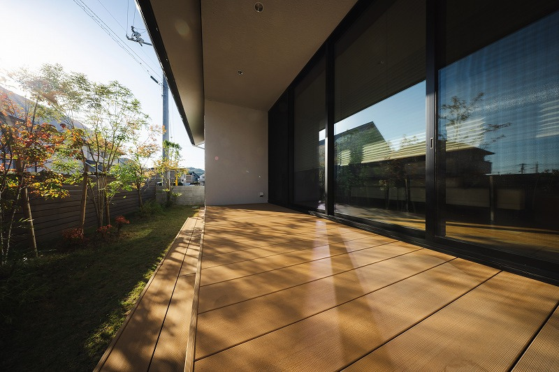 リビングからつながるデッキ