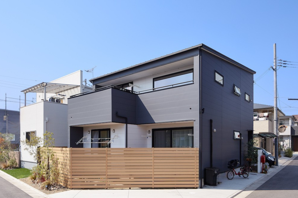 深いグレーの外観が映える。大空間と安心構造を両立したSE構法の家