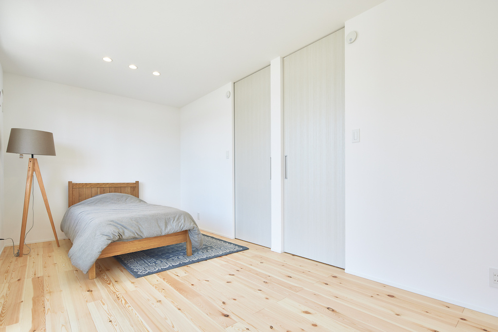 木のぬくもりに包まれる寝室