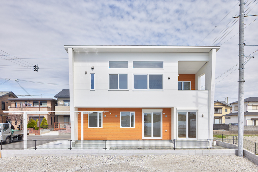 白と木が映える外観