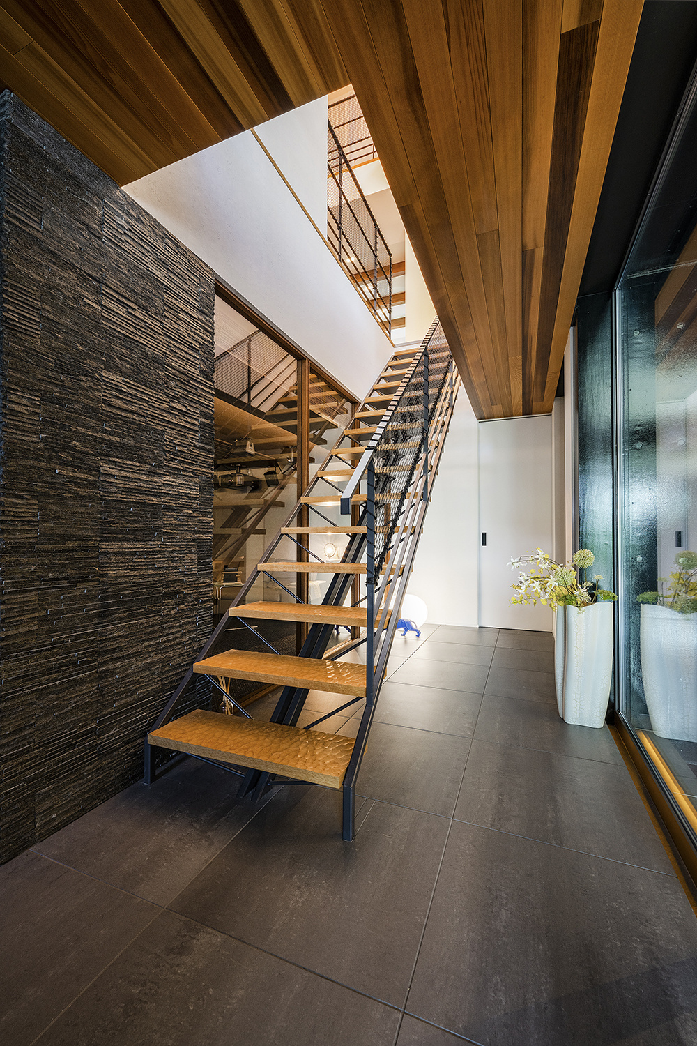 【大阪】ダイナミックなスケルトン階段のある玄関ホール