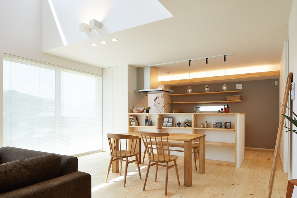 自然素材が息づく、明るいダイニング空間