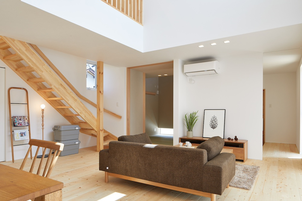 木の温もりが満ちる“開放的リビング”