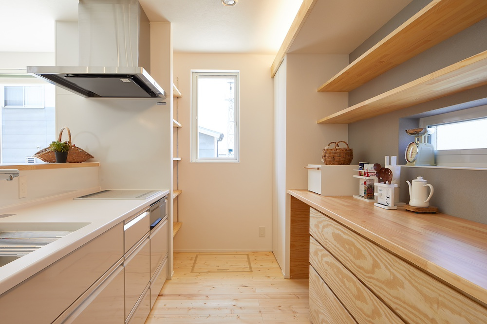 毎日の景色になる、造作棚のあるキッチン