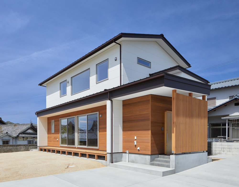 縦格子と板張りが映える外観