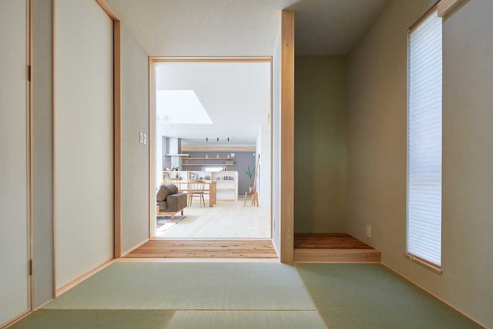 家族団らんのそばには、静けさを演出する和の空間