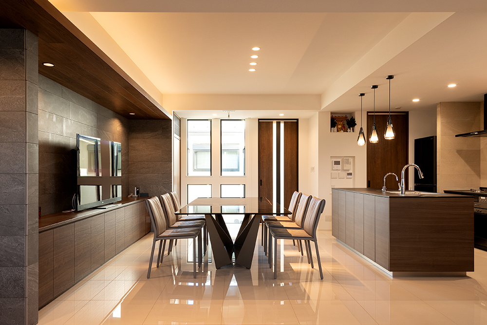 住宅街に佇む中庭から光と風がそそぐホテルライクな家｜重量木骨×ビルトインガレージ