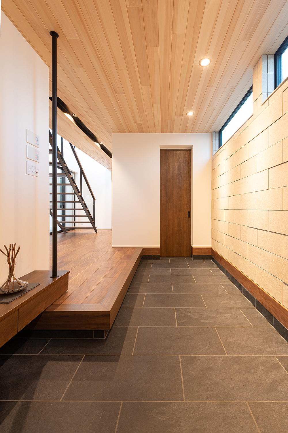 住宅街に佇む中庭から光と風がそそぐホテルライクな家｜重量木骨×ビルトインガレージ