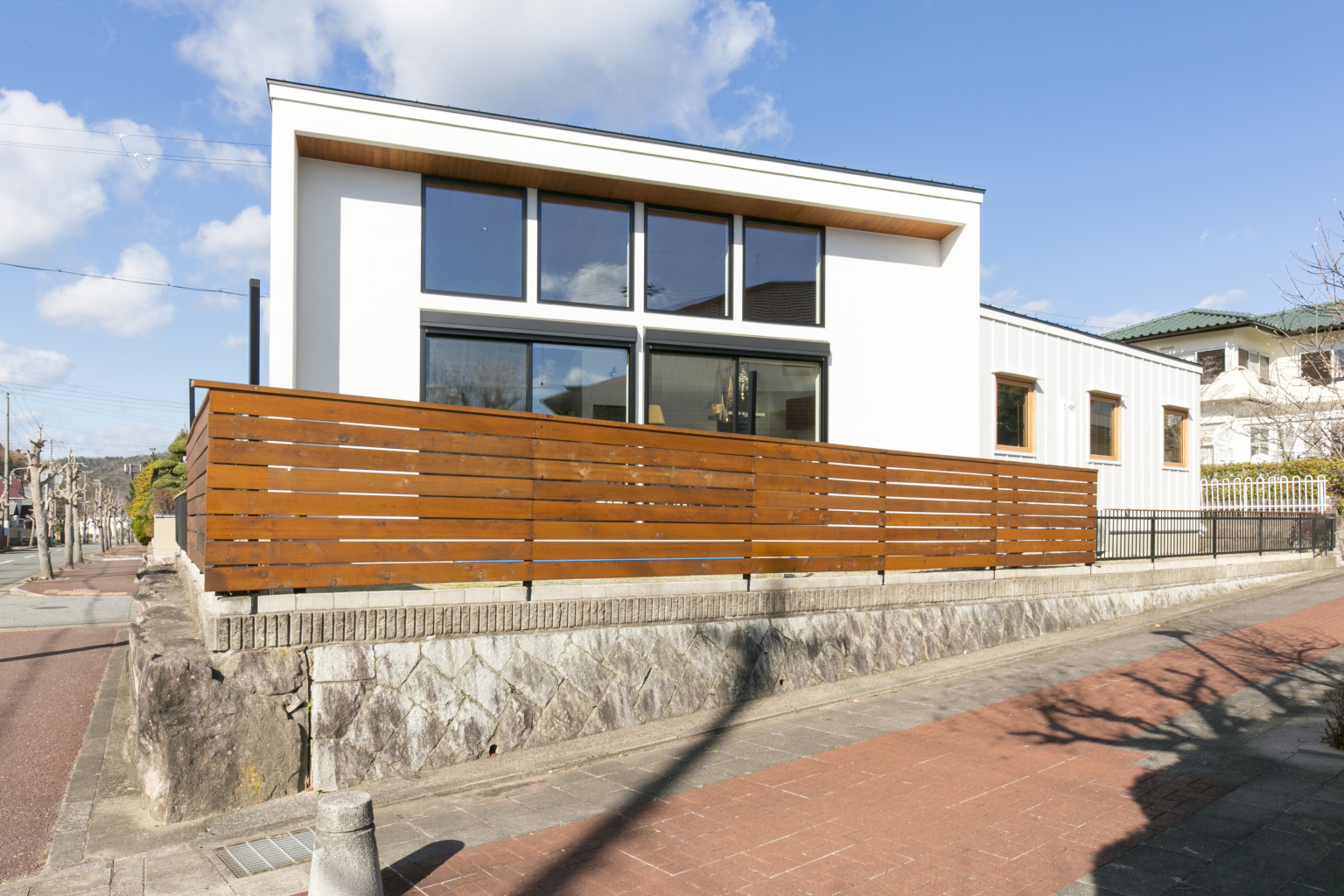 広い土間と中庭で繋がりを楽しむ平屋の暮らし｜⽊造住宅×アウトドアリビング×おしゃれな家