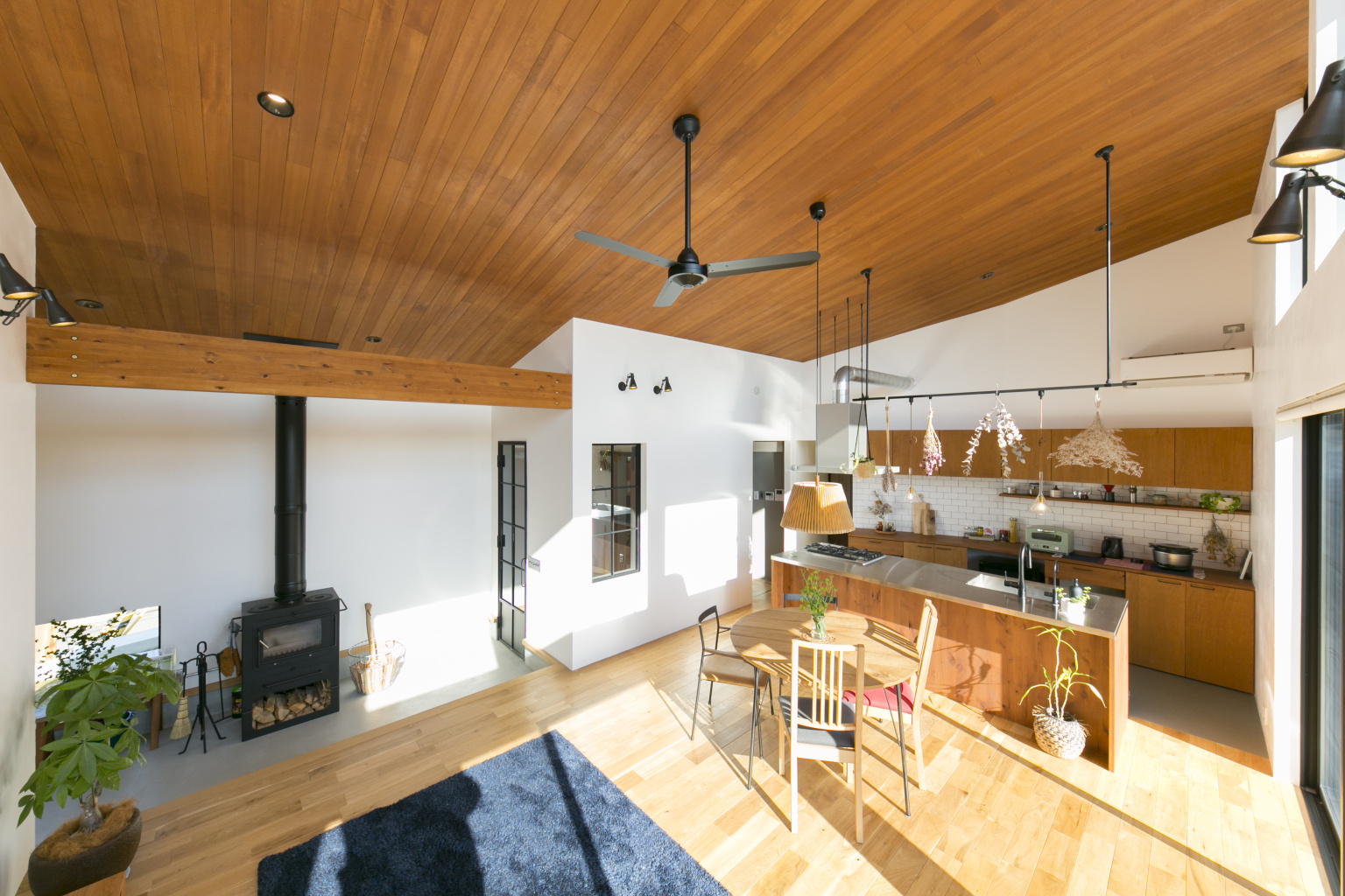 広い土間と中庭で繋がりを楽しむ平屋の暮らし｜⽊造住宅×アウトドアリビング×おしゃれな家