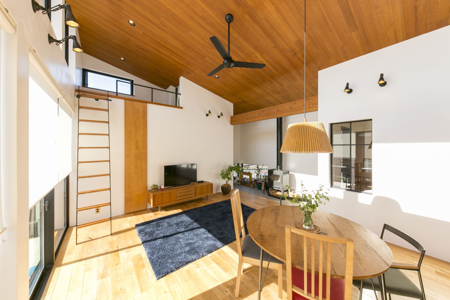 広い土間と中庭で繋がりを楽しむ平屋の暮らし｜⽊造住宅×アウトドアリビング×おしゃれな家