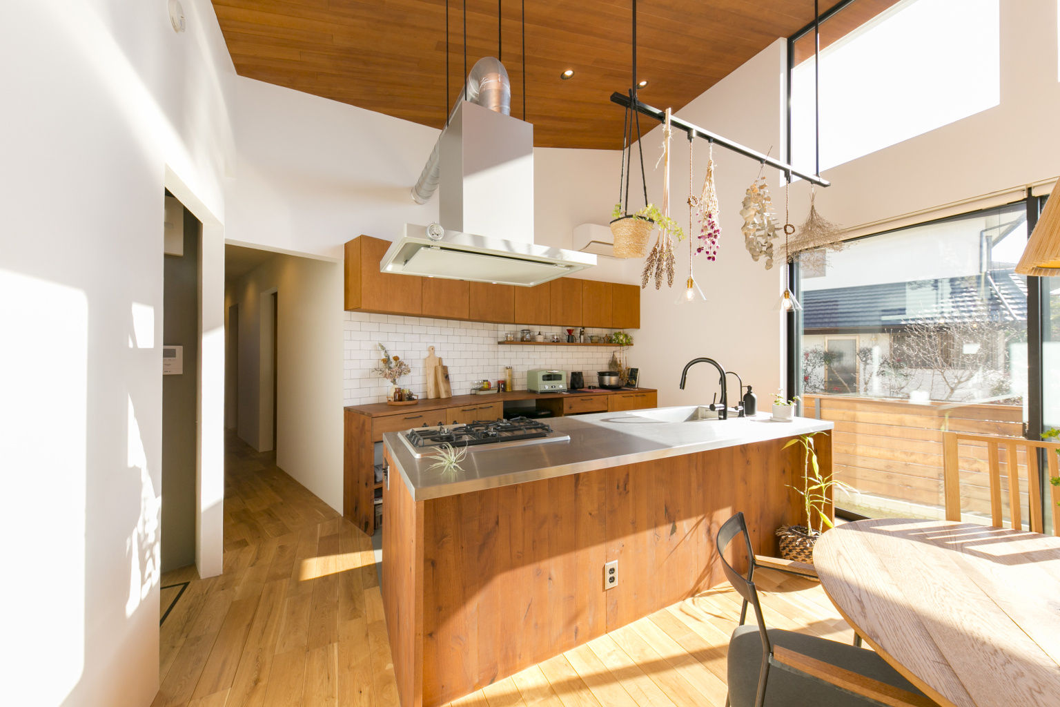 広い土間と中庭で繋がりを楽しむ平屋の暮らし｜⽊造住宅×アウトドアリビング×おしゃれな家