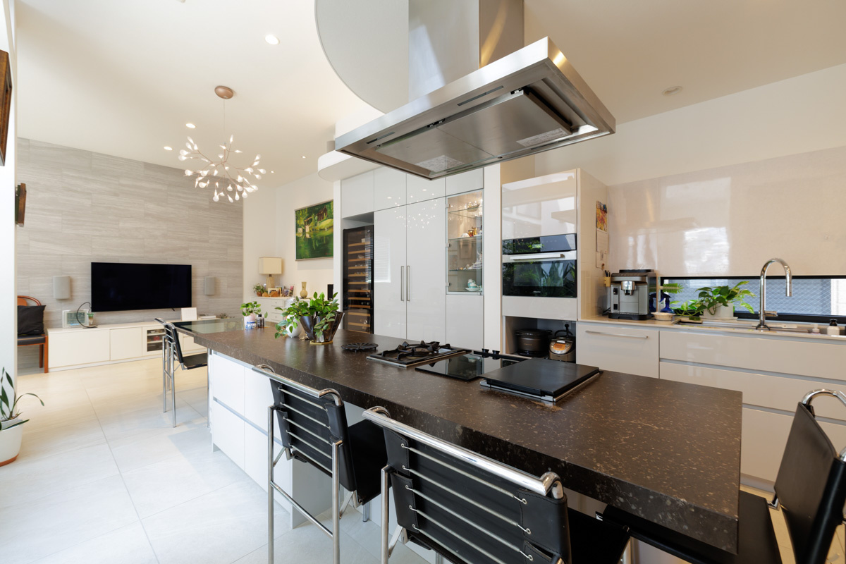 柔らかな曲線と光で演出するLDK