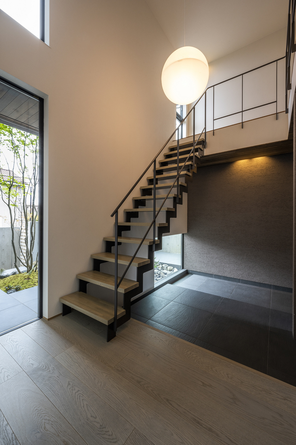 【大阪】吹き抜けやスケルトン階段、繊細なアイアン手すりが抜けを創る玄関ホール