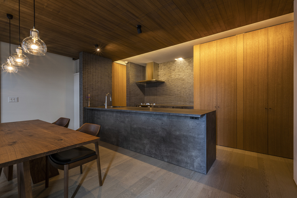 【大阪】素材がバランスよく溶け込んだ、シックな趣きのあるキッチン