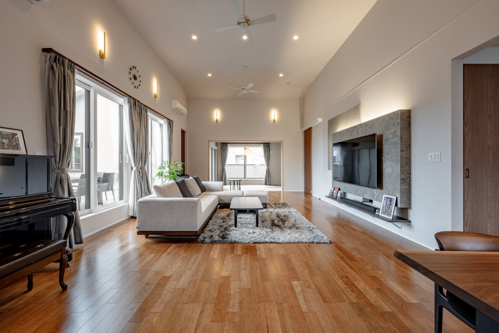 大空間の上質な住まいのリビング [池田]