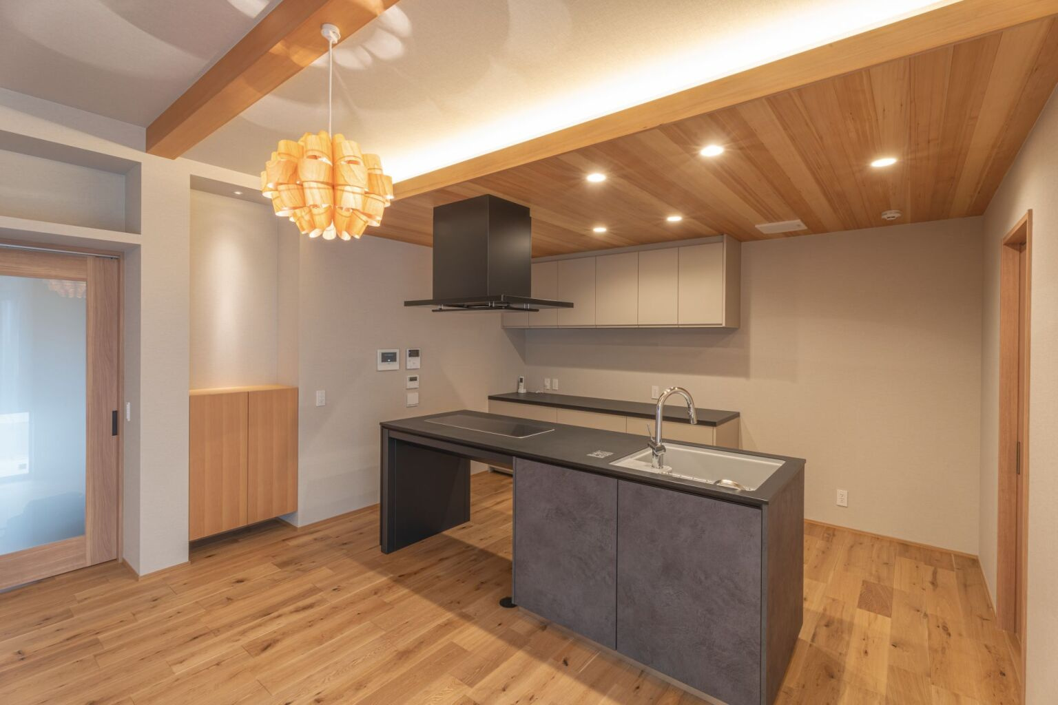 ブラック×木目調のキッチン