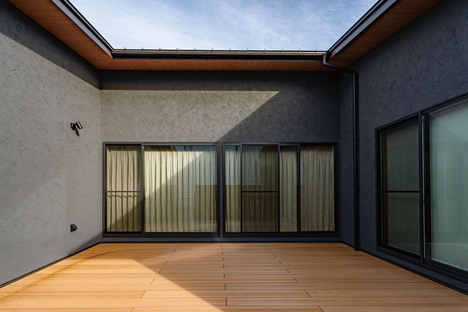 お酒を飲みながら夜の星空を楽しめるウッドデッキ