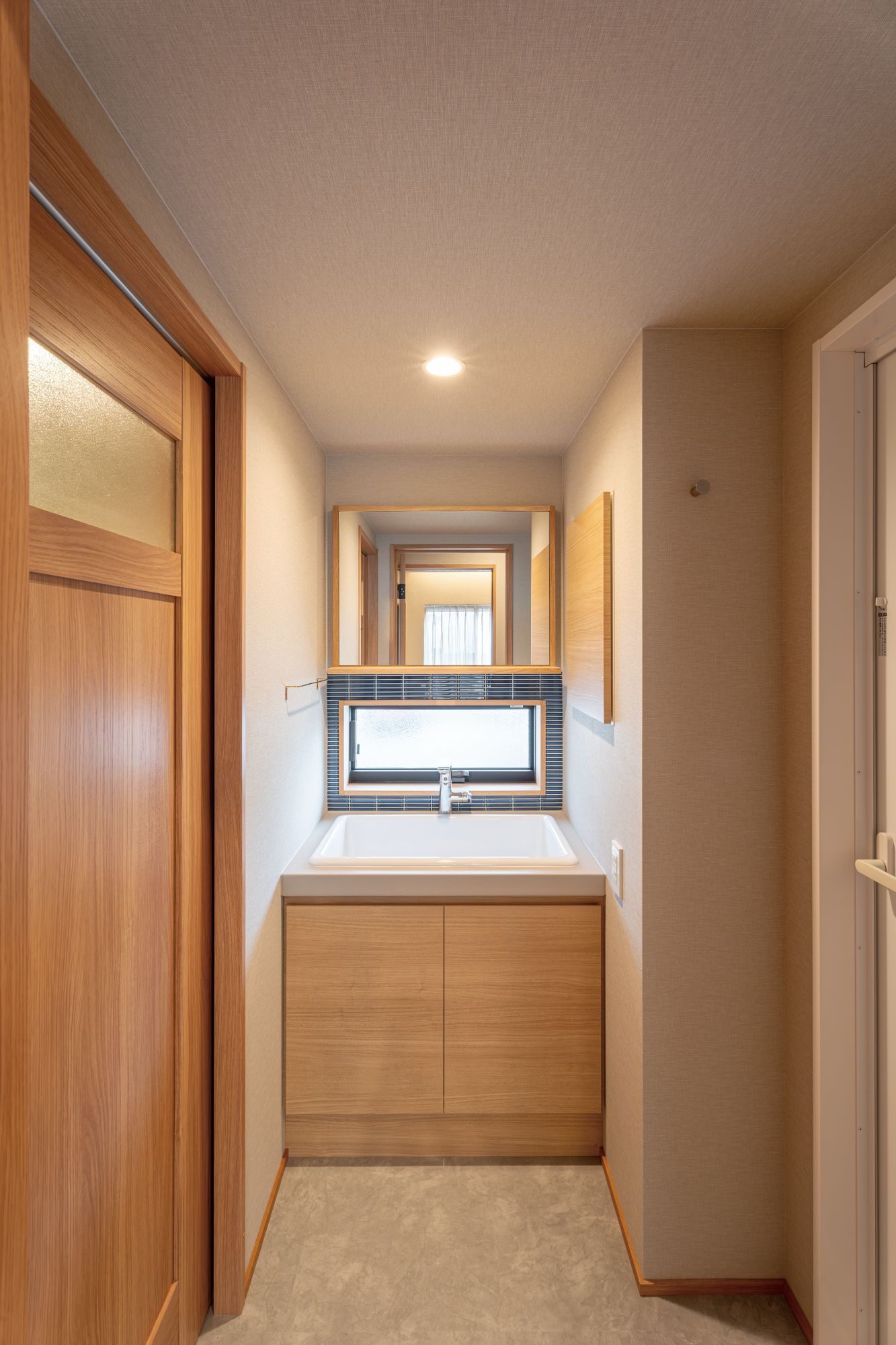 青タイル×木目調の調和する洗面化粧台