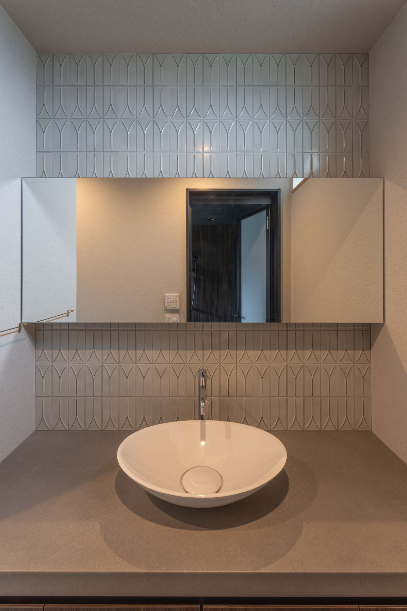 グレータイルと丸型ボウルの洗面化粧台