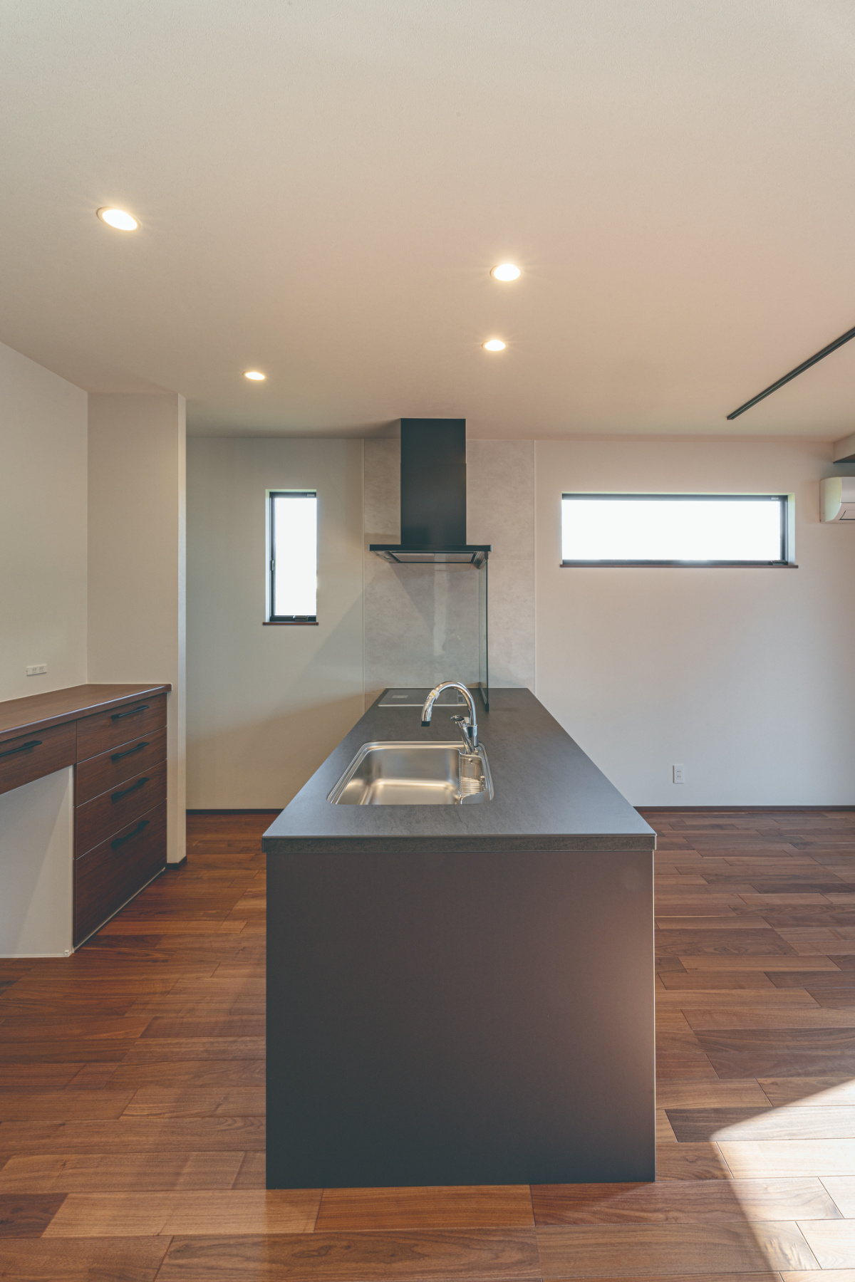 ブラック調の広々キッチン