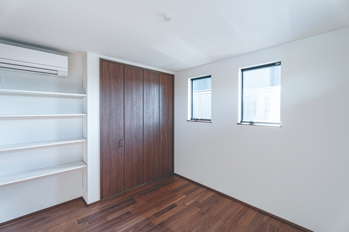 収納棚のある洋室