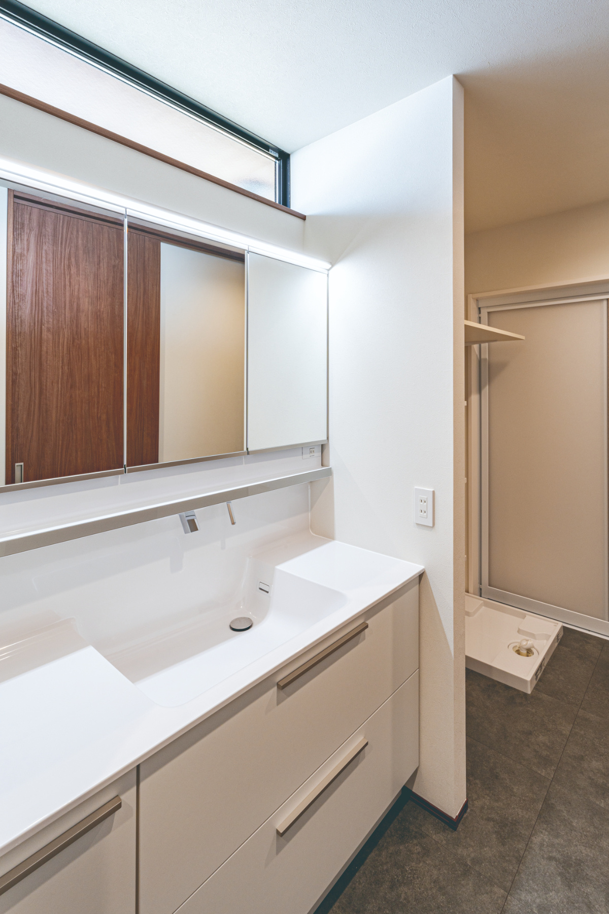 プライバシーを守りつつ外からの光をとりこむ洗面化粧台